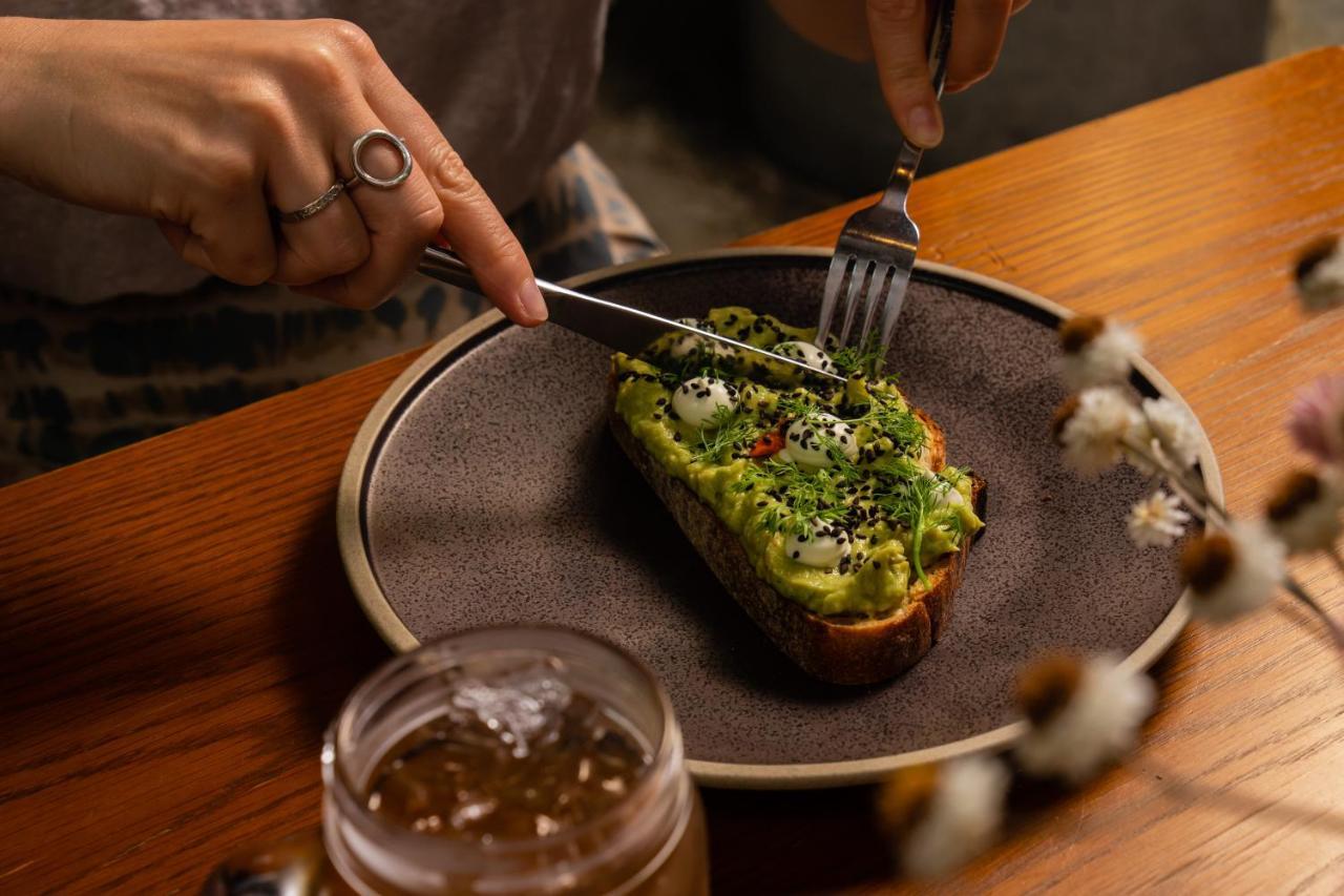The Old Clare By Ode Hotels Sidney Dış mekan fotoğraf Avocado toast