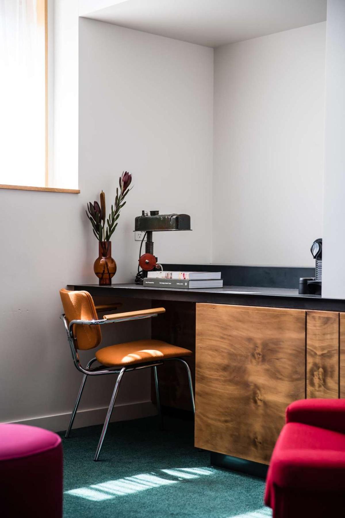 The Old Clare By Ode Hotels Sidney Dış mekan fotoğraf A desk with a built-in lamp