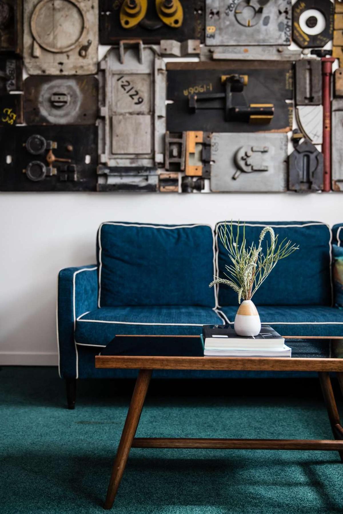 The Old Clare By Ode Hotels Sidney Dış mekan fotoğraf A blue sofa